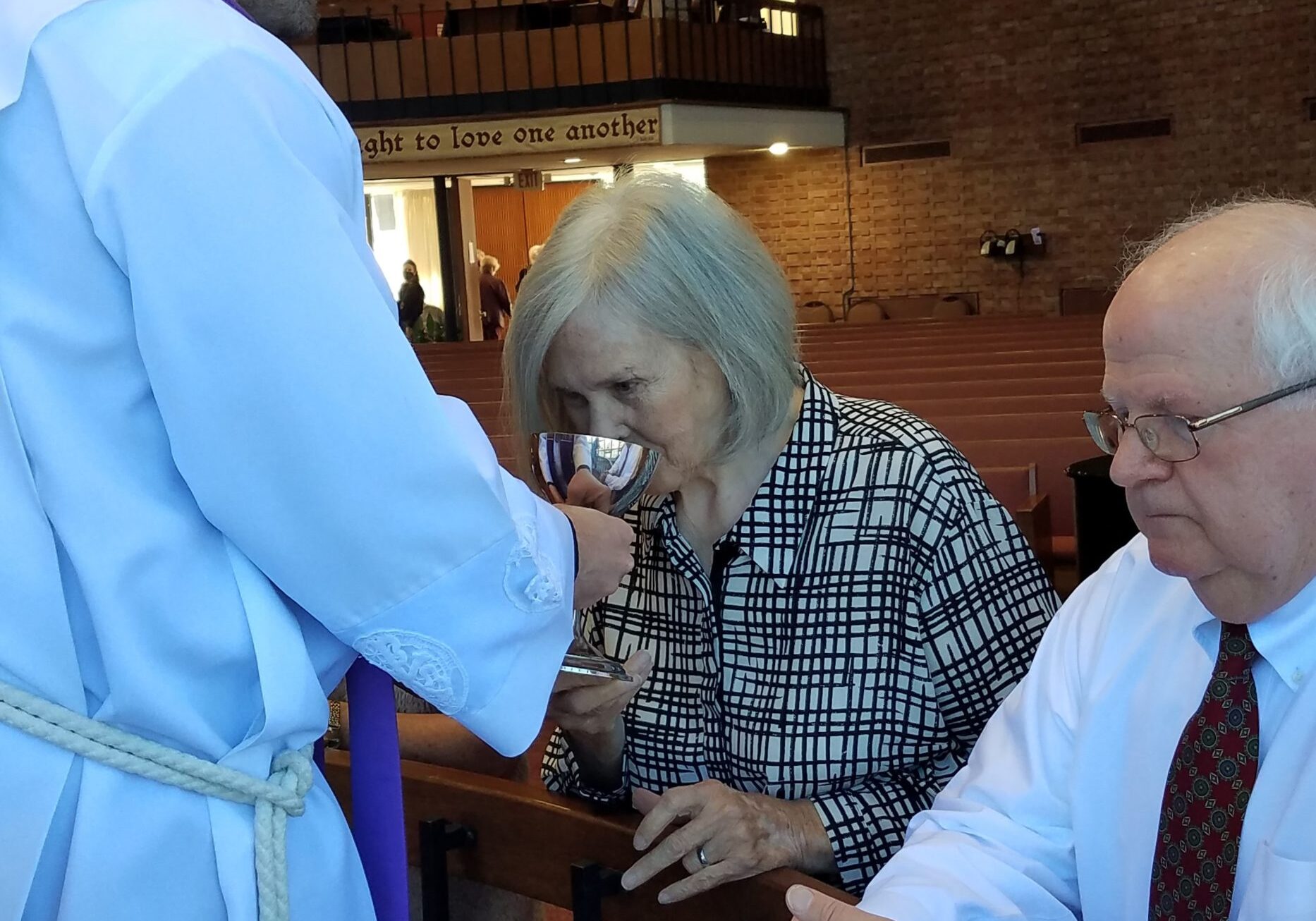 couple communion at first lutheran church chattanooga tn